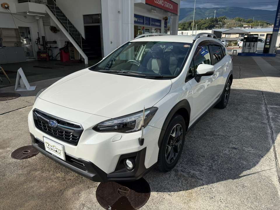 透明感あふれる艶と撥水性能。 クリスタルキーパー特有のガラス被膜が、白いボディをより明るく輝かせます。 雨の日も視界良好、樹脂パーツも黒々と美しく復活しました。