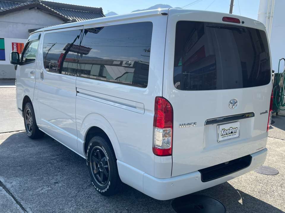 ガラス被膜が塗装の身代わりとなり、日常の汚れが固着しにくくメンテナンスも楽になります。仕事車として毎日使用するハイエースにも最適なコーティングです。