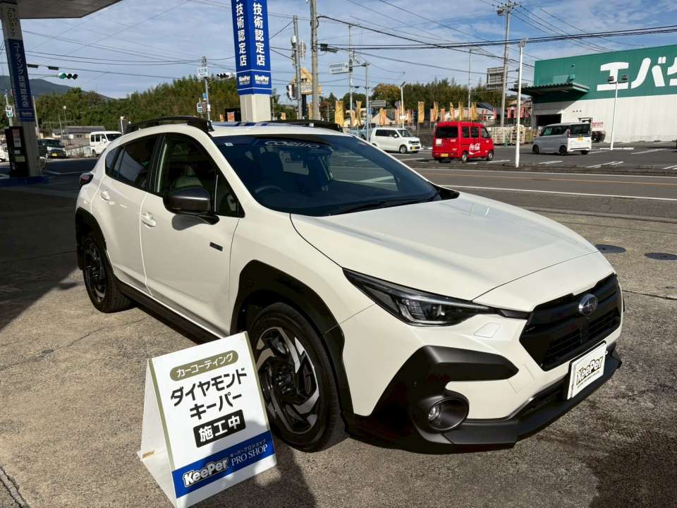 ガラス被膜がしっかりと定着し、ボンネットやルーフ部分には 鏡のような美しい映り込みが生まれました。 深みのある艶感と撥水性能により、雨の日も美しくボディを保ちます。