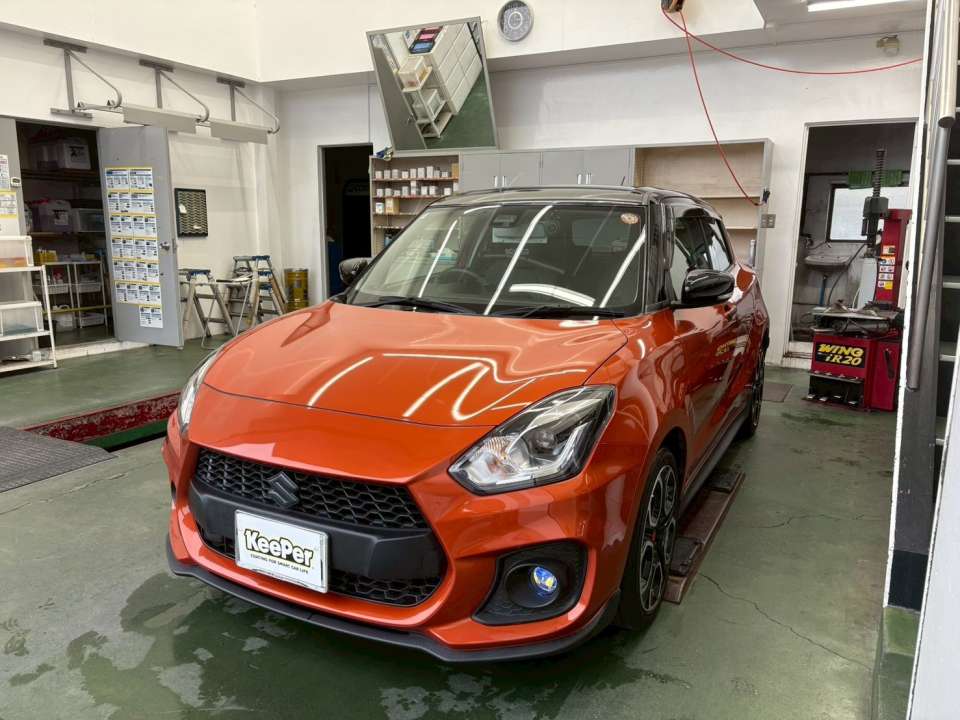 ② ヘッドライトクリーン＆プロテクト｜透明感復活  ヘッドライトの黄ばみ・くすみを丁寧に除去し、プロテクト施工でクリアな状態に。 夜間の明るさが大幅に向上し、安全性もアップしています。