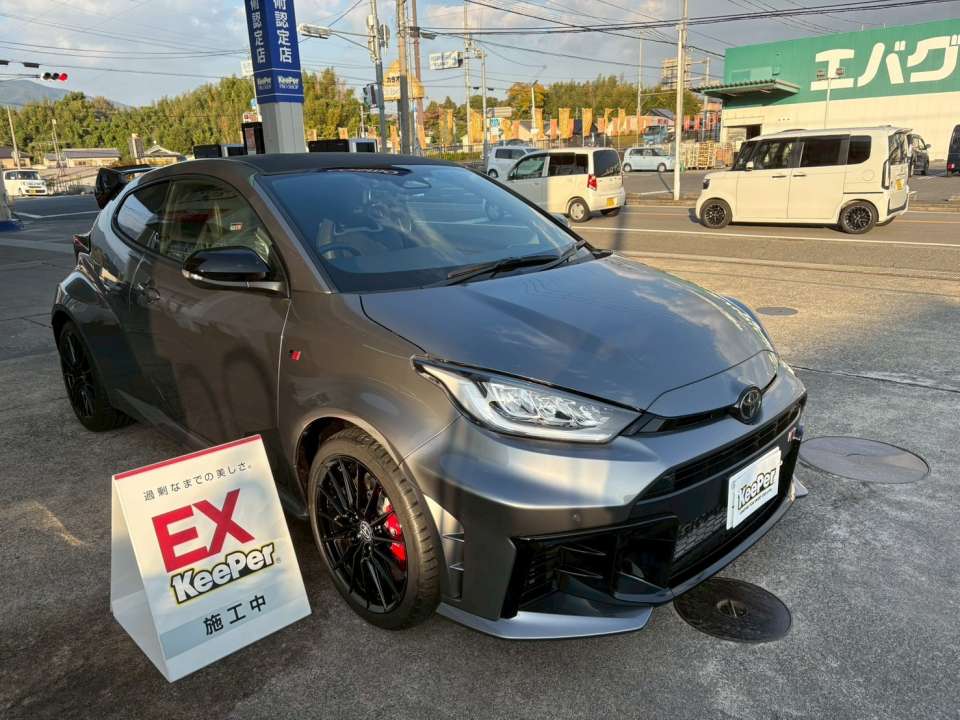 サイドの曲面にも、鏡のような映り込みが生まれています。EXキーパーならではの透明感のある艶が加わることで、GRヤリスのスポーティなボディラインが一層引き締まり、美しく際立つ印象に仕上がっています。
