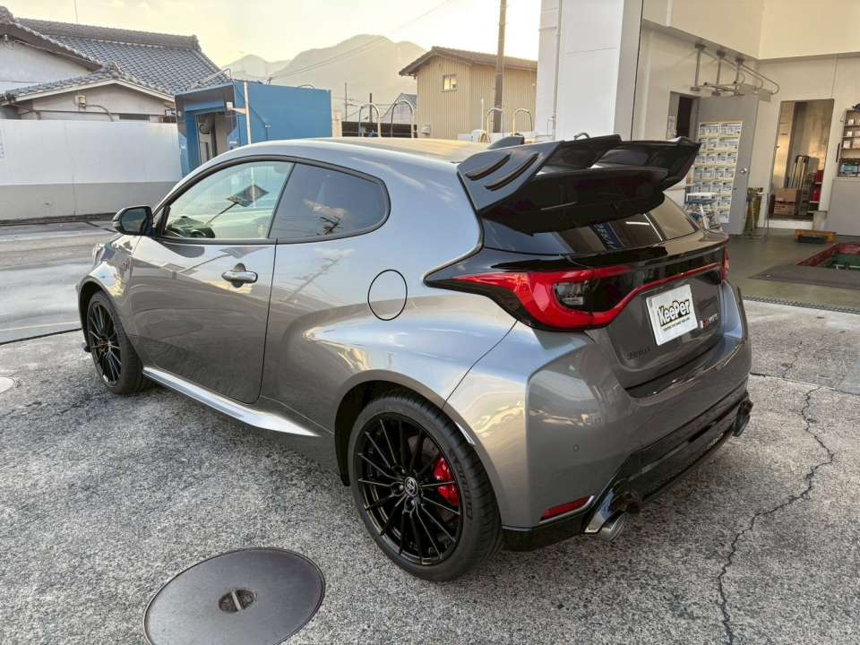 ホイールやレンズ、樹脂パーツといった細かな部分まで丁寧にコーティングすることで、細部の質感が大きく向上しています。レンズの透明感や樹脂の黒艶がしっかり復活し、プレミアム施工ならではの高い完成度を感じられる仕上がりになっています。