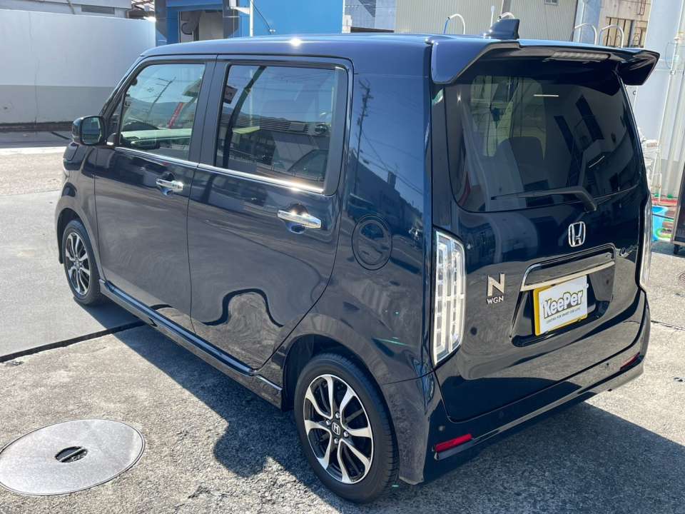 外装だけでなく、室内も掃除機掛けでスッキリ清潔に整えました。  シートの隙間や足元の細かい部分も丁寧に清掃し、車内全体が気持ちよくリフレッシュされています。