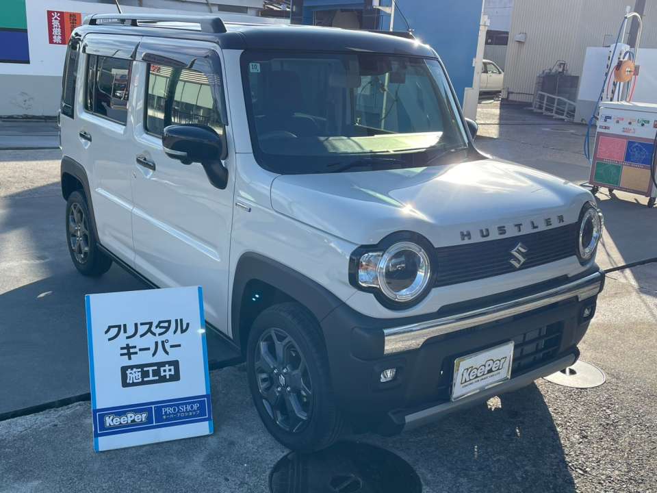 側面からもしっかりと光を反射し、深いツヤと濡れたような質感が確認できます。汚れが密着しにくくなるため、普段のお手入れは“洗うだけ”でこのキレイが続きます。白系ボディのハスラーでもツヤの差がはっきり出る仕上がりです。