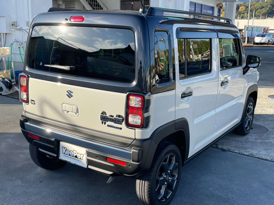 フッ素ガラスコーティングを施工したガラスは、水滴がコロコロと弾く強い撥水性を発揮します。雨天時の視界確保はもちろん、ワイパーの作動回数も減り、夜間走行の見やすさが大幅に向上します。毎日の運転がより安心・快適になります。