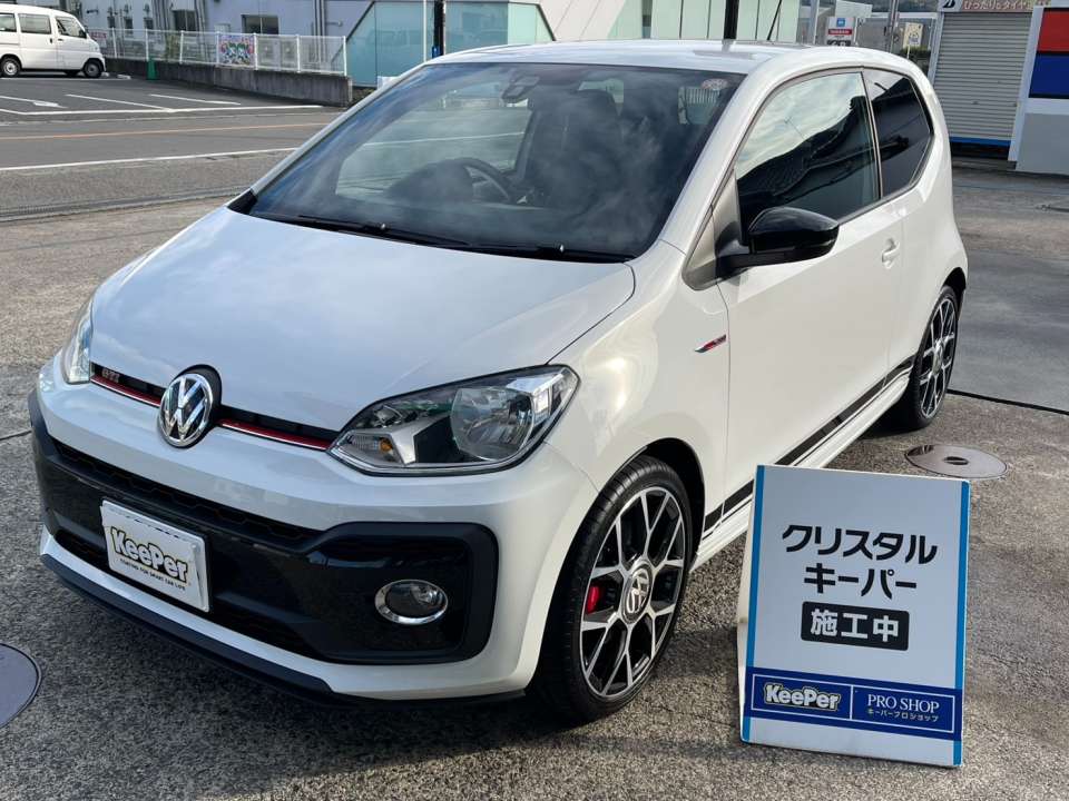 ガラス特有の透明感が加わることで、光の映り込みが美しくなり、上質な存在感が一段と高まっています。