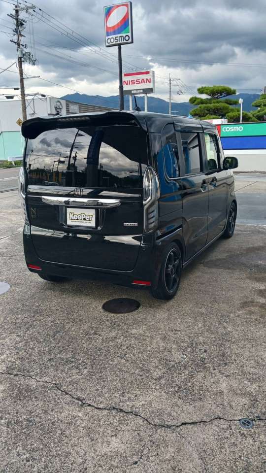 光を吸い込むような艶と映り込み。クリスタルキーパーならではの仕上がりです。