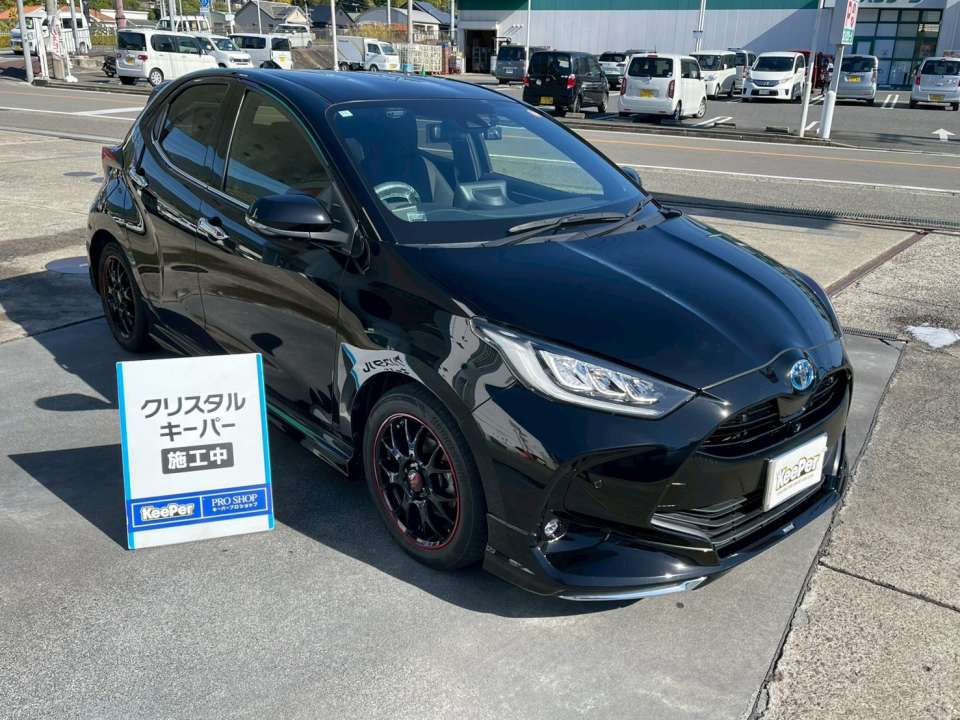 フロントガラスに施工したフッ素ガラスコーティングにより、水滴が弾けて滑らかに流れ落ち、雨の日の視界がよりクリアになりました。