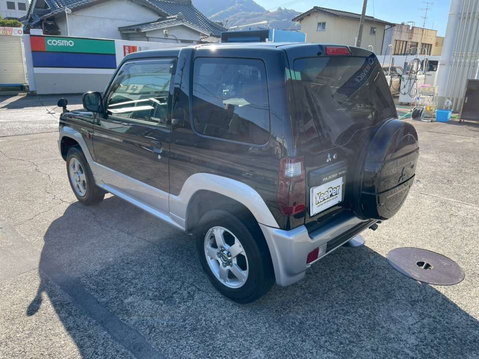 光を受けたボンネットの艶感が一段とクリアに。日常のお手入れもしやすくなる仕上がりです。