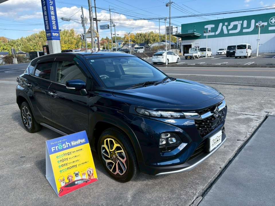 フレッシュキーパーを施工したことで、スズキ FRONX特有のシャープなボディラインと深いブルーカラーが、より一層くっきりと際立つ仕上がりになりました。塗装表面のくもりやザラつきをしっかり整えてからコーティングしているため、映り込みも非常にクリアで、「新車以上にキレイ」と感じていただけるようなツヤ感に仕上がっています。