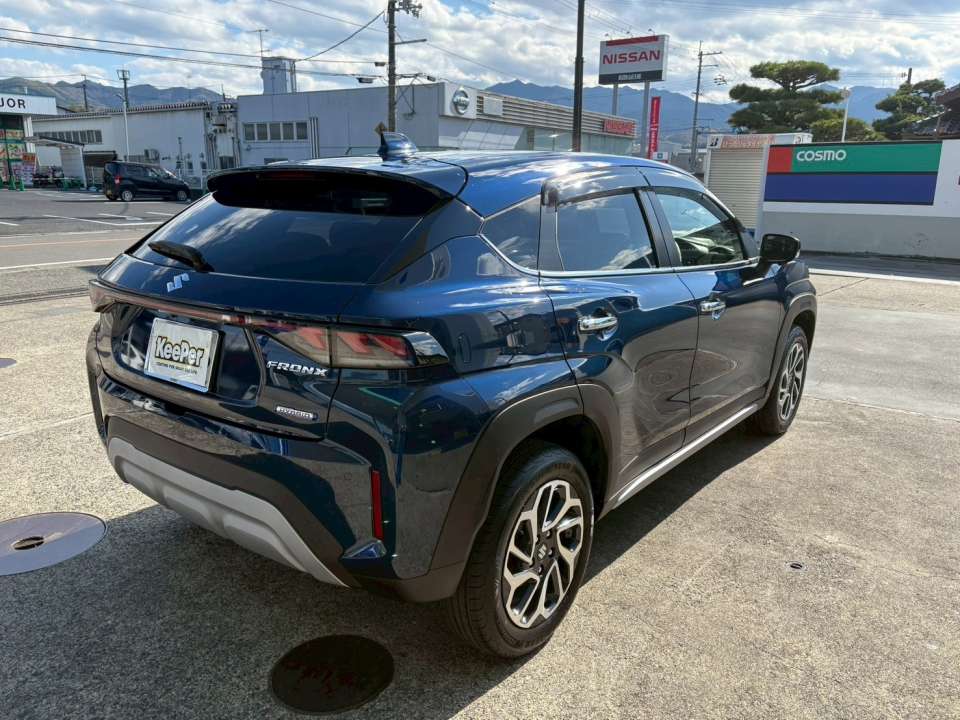 フロントを中心に、フロント・サイド・リアのガラス全面にフッ素ガラスコーティングを施工しています。雨の日でも水滴がビシッと弾かれ、走行中は風圧でスーッと流れ落ちていくため、ワイパーの使用回数も減らせます。夜間や悪天候時でも視界がクリアになり、見た目の美しさだけでなく、安全で快適なドライブにもつながる仕上がりです。