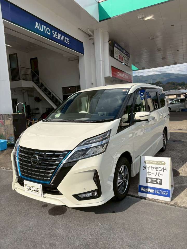 サイド面は細かな汚れが付きやすい箇所ですが、下地処理でしっかりとくすみを除去。 その後のガラス被膜が美しく整い、ラインの映り込みもクッキリ。 ボディ全体に“なめらかな質感”が生まれ、汚れが付きにくい状態に仕上がっています。