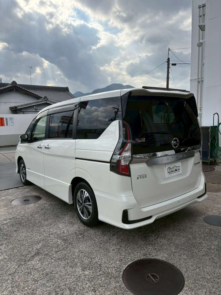 リア周りもレジン被膜の効果によって深いツヤが強調され、白ボディとは思えないほどの艶感になりました。 冬の汚れや融雪剤に対しても強い保護力を発揮し、キレイな状態が長く続く美しい仕上がりです。