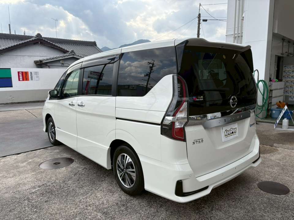 ボディ全体が均一な光沢に仕上がり、アルファードの存在感がさらに際立つ一台に。