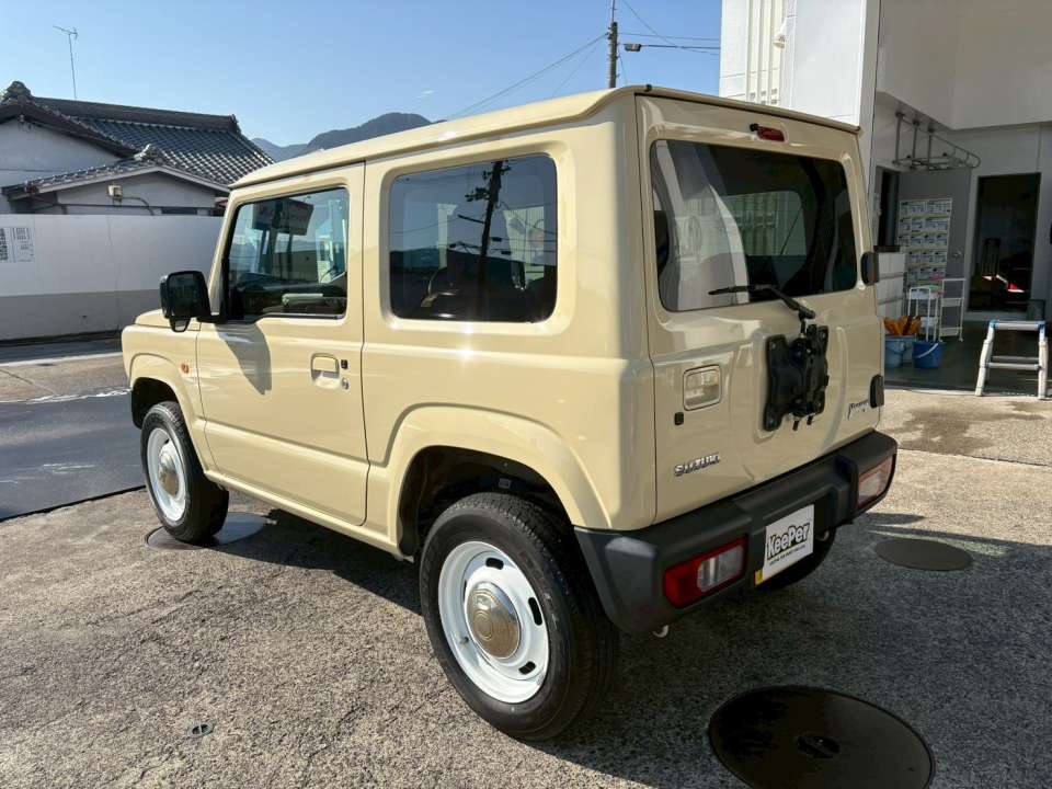 汚れが溜まりやすいリアゲートまわりも、ガラス被膜により汚れの密着を防止。 これからの冬シーズンの泥はね・融雪剤対策としても効果を発揮し、軽い洗車だけでスッとキレイが戻るようになります。 アウトドアや日常使いが多いジムニーでも、美しさを長期間キープできる仕上がりです。