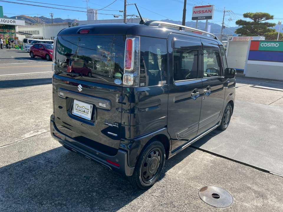   横から見てもツヤの厚みが分かる仕上がり。日差しを受けても輪郭がくっきりして、黒色車の美しさがより際立ちます。