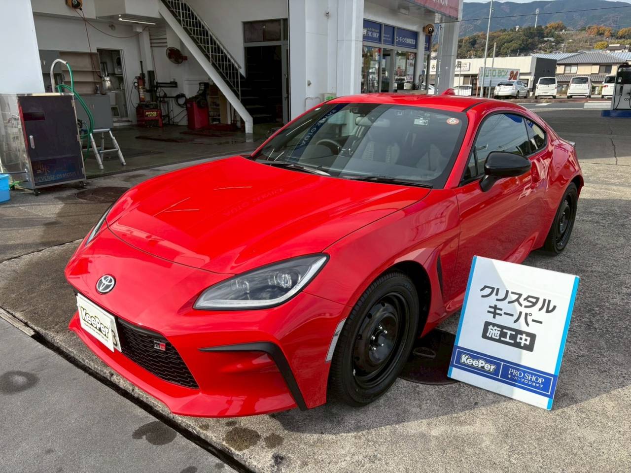 クリスタルキーパーが持つ高い防汚性能により、冬に増える融雪剤や泥汚れ、雨ジミなどが付きにくく、普段のお手入れもとてもラクになります。洗車だけでツヤが戻る維持のしやすさは、スポーツカーオーナー様にも人気の理由です。