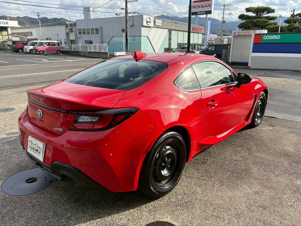 仕上げに形成されるレジン被膜が水シミの固着を防ぎ、雨の日の汚れもサッと落としやすくなります。1年間ノーメンテナンスでキレイが続くため、年間を通して安心してお乗りいただける非常にバランスのいいコーティングです。