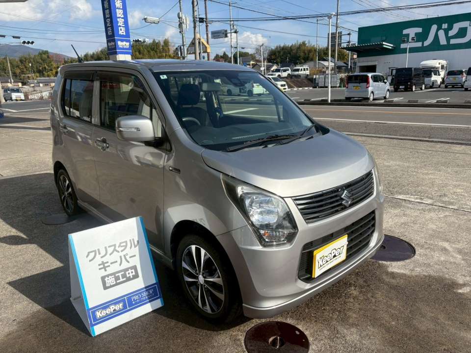 フロントガラスにはフッ素ガラスコーティングを施工。水滴が丸く流れ落ちる超撥水状態となり、雨天時の視界が大幅に改善されます。