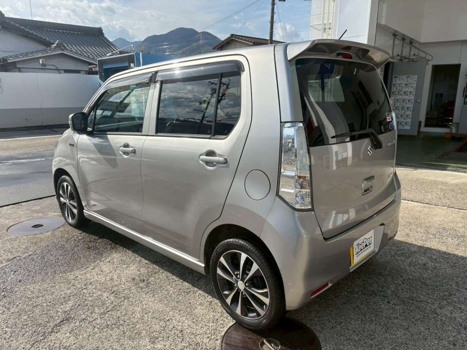 冬の汚れ（泥・雨・塩カル）にも強いコーティングで、年末に向けてお手入れがとてもラクになる仕上がりです。長くキレイが続く状態になりました。