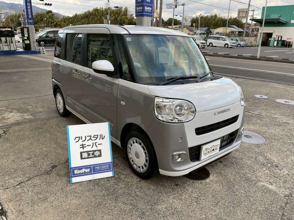 サイドから見ると、ボディラインに沿って光がスッと流れるような滑らかな映り込みに。ガラス被膜が均一に乗ることで、色味とツヤがより際立っています。