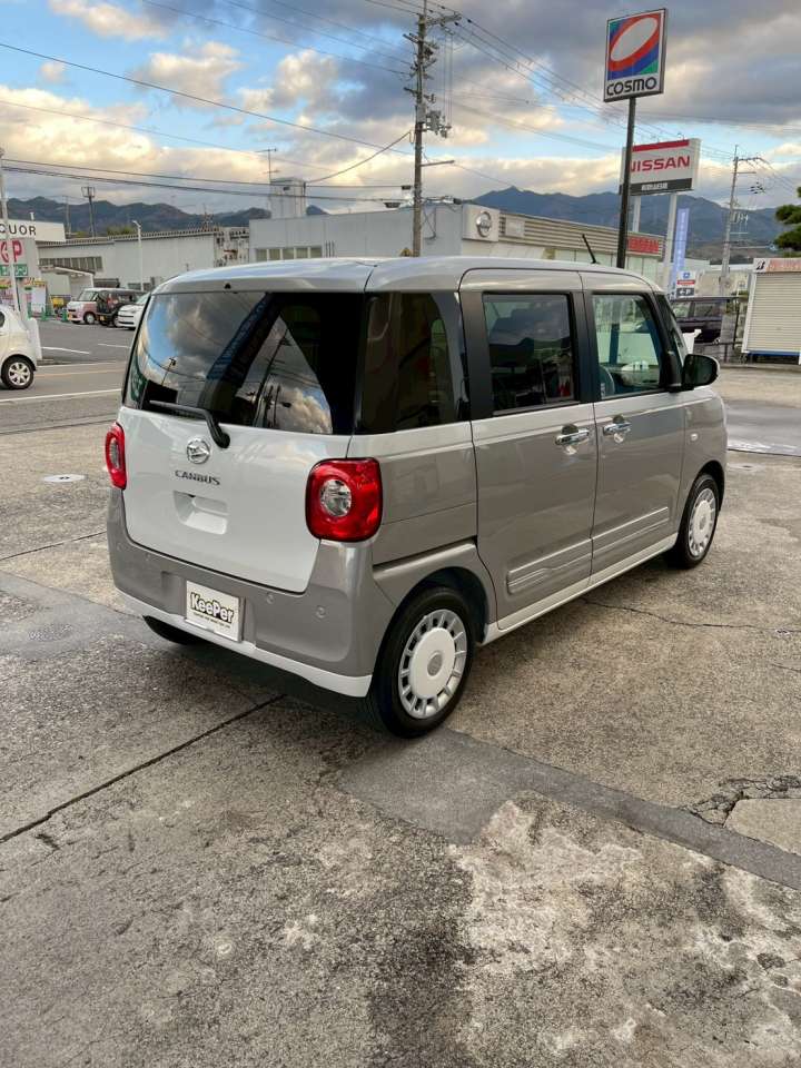 角度を変えてもツヤ感がしっかり続き、周囲の景色がくっきり映り込む仕上がりに。触れるとツルッとした手触りで、クリスタルキーパーならではの質感を感じていただけます。