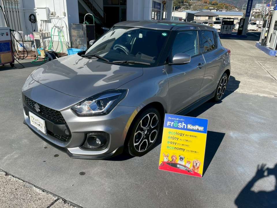 フロントガラスにはフッ素ガラスコーティングを施工し、雨天時でも水滴がスッと流れる撥水状態に。あわせてヘッドライトプロテクトでレンズ表面を保護し、黄ばみ・白ボケを抑えながら透明感ある印象に整えました。