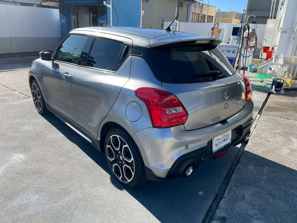 ドアまわりやバンパー下部などの未塗装樹脂には樹脂パーツキーパーを施工。白っぽくなりがちな部分が、しっとりとした黒ツヤを取り戻し、足元のアルミホイールとのコントラストも一段と引き締まった印象になりました。