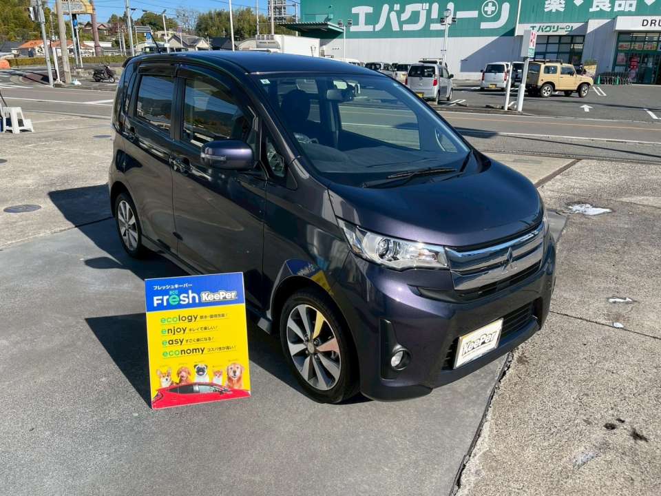 バンパー下部やサイドの未塗装樹脂には樹脂パーツキーパーを施工。白っぽくくすんでいた部分も、しっとりとした黒ツヤが戻り、全体の印象がぐっと締まりました。  写真3（フロント・ヘッドライト周り）