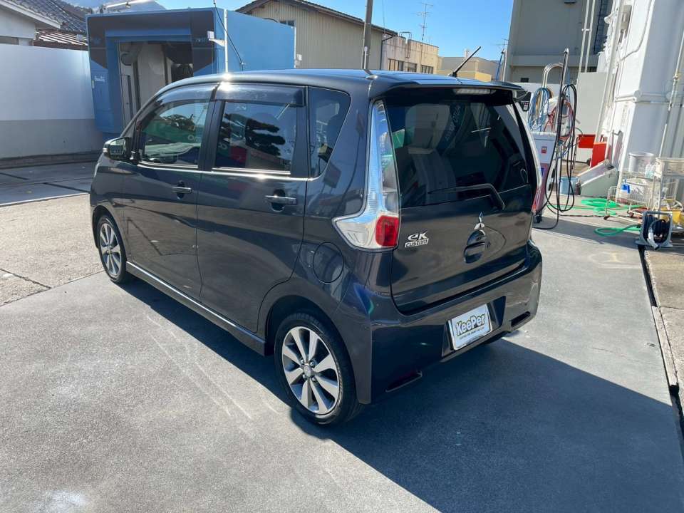 ヘッドライトプロテクトとフッ素ガラスコーティングを同時施工。ライトの透明感が増し、フロントガラスは水玉がスッと流れる撥水状態に。雨の日や夜間走行時の視認性アップにもつながります。