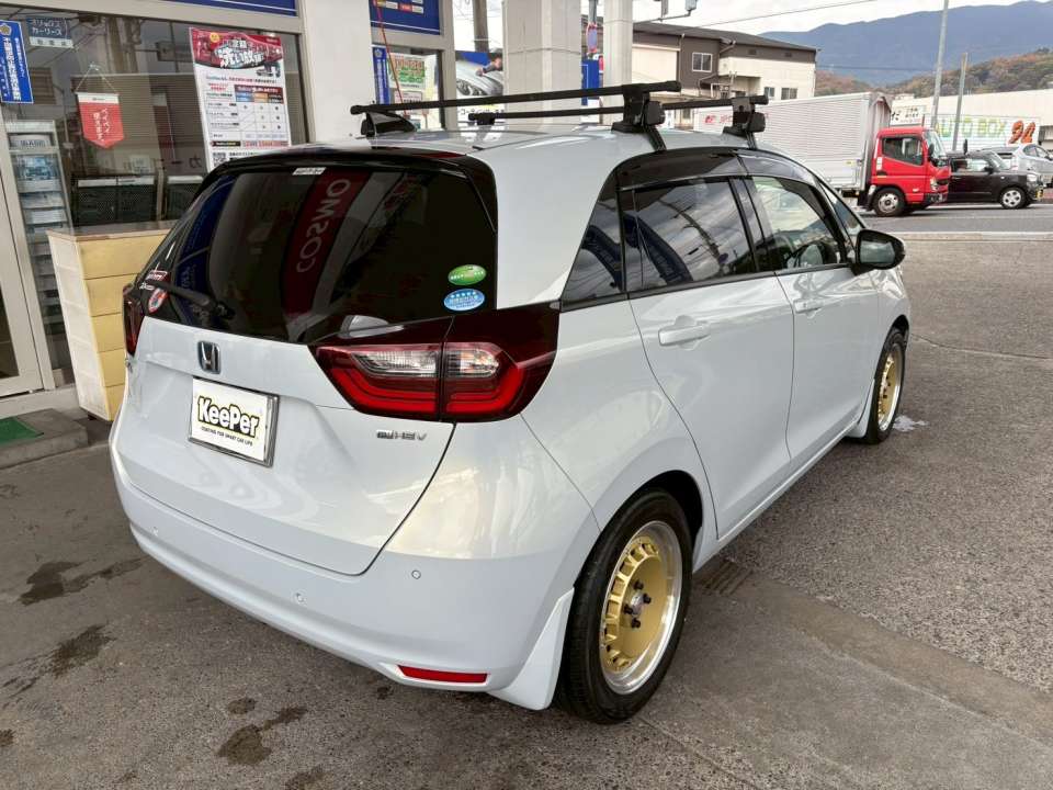 「ボディサイドまで均一なツヤが広がり、直線的なフィットのデザインがより立体的に見える仕上がりに。ガラス被膜が塗装表面を整えることで、通常の洗車後以上の深いツヤが生まれます。」