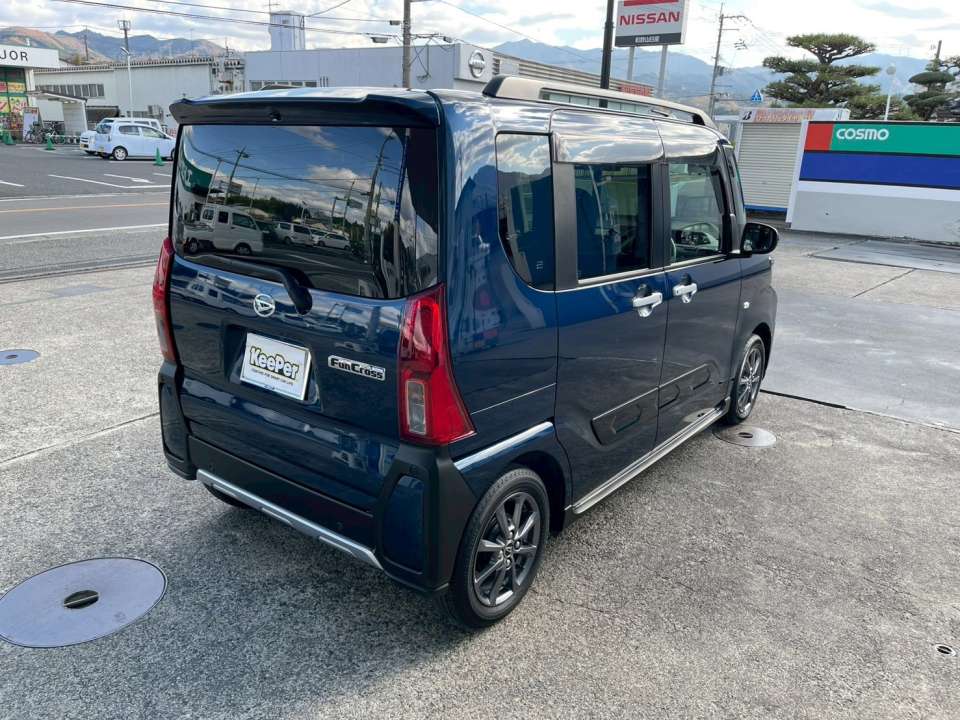 白くなりやすい樹脂パーツは樹脂パーツキーパーで黒ツヤを復活。ボディコーティングと同時施工することで、外装全体の統一感が高まりました。