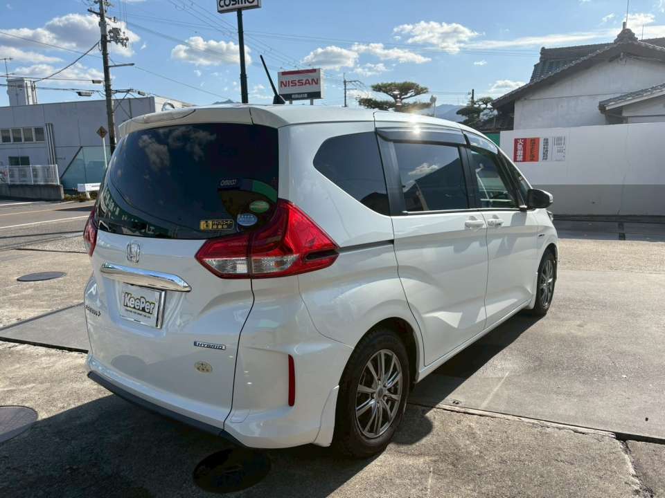 後ろから左斜めの角度でも、側面からリアにかけてスッと映り込む仕上がり。クリスタルキーパーの効果で汚れが付きにくく、日常のお手入れもラクになります。