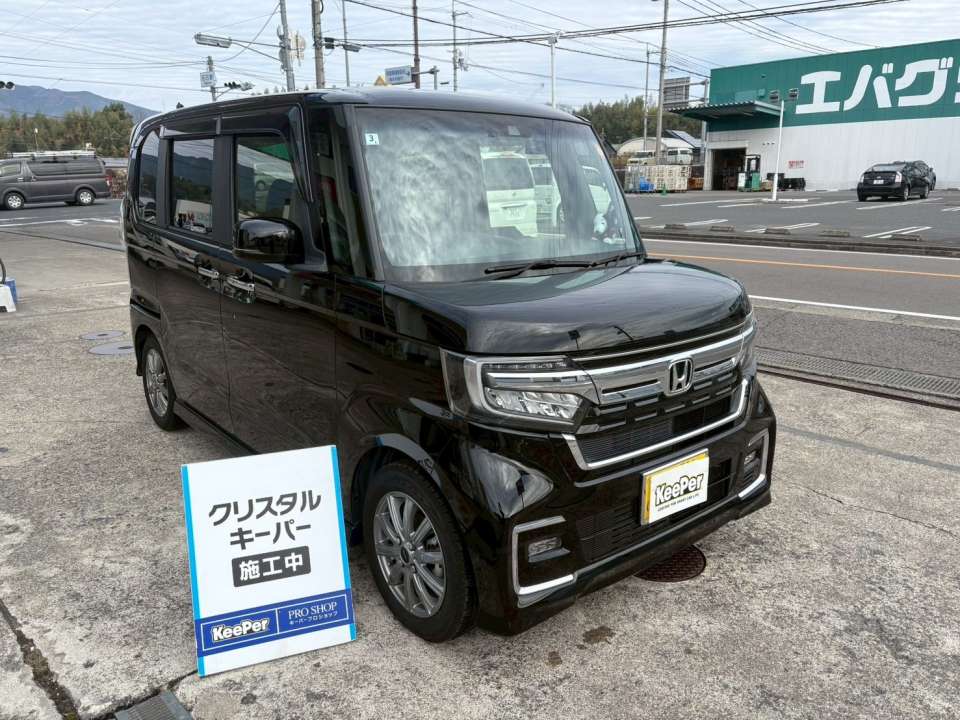 フロントガラスにはフッ素ガラスコーティングを施工。 雨粒が流れやすくなり、雨天時や夜間走行でもクリアな視界を確保できます。