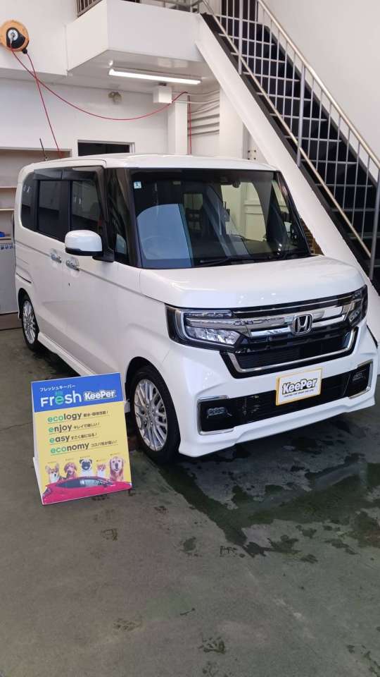 前右斜めから見た施工後のN-BOX。フレッシュキーパー施工により、ボンネットからフロント周りまでツヤが整い、明るく清潔感のある仕上がりになっています。