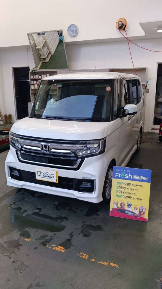 前左斜めからもムラのない均一なツヤを確認できます。フレッシュキーパーの効果で汚れが付きにくく、日常のお手入れがラクになるのも特長です。  📸 写真③：後ろ右（リア右斜め）