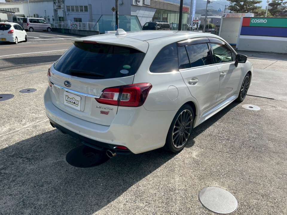 リア周りもクリアな映り込みに。年末前の総仕上げにおすすめです