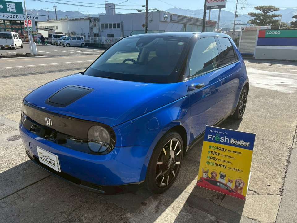 側面パネルは光の反射が整い、ボディラインがスッキリと引き締まって見えます。 フレッシュキーパーは日常のホコリや雨汚れが付きにくく、普段のお手入れが簡単になるのが特長。 橋本市・高野口エリアで、年末前に愛車をキレイに整えたい方におすすめです。