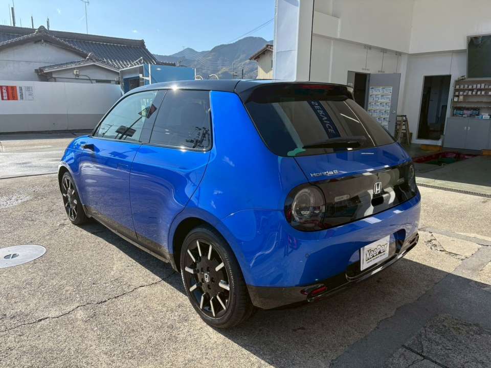 フロント周りも透明感のあるツヤに仕上がり、ヘッドライトやグリル周辺までクリアな印象に。 年末はコーティング施工の予約が集中しやすいため、フレッシュキーパーから上位コーティングまで早めの施工が安心です。 まずは空き状況の確認からお気軽にご相談ください。