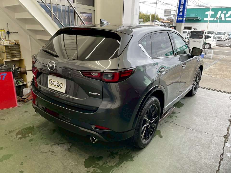 リヤ周りまで均一なツヤと防汚性能を確保。 汚れが溜まりやすい部分もスッキリと整い、 日常使いでもキレイを維持しやすいのがフレッシュキーパーの特長です。