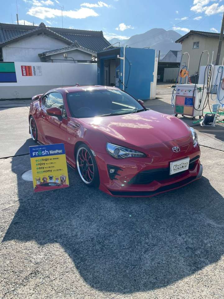 ボディ全体にツヤがしっかり立ち上がり、赤いボディカラーの深みが際立ちます。 フレッシュキーパーにより、雨で汚れが落ちやすく、日常のお手入れもラクになる仕上がりです。