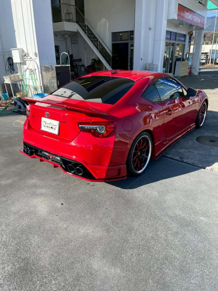 ホイールにはホイールコーティング（ダブル）を施工。 ブレーキダスト汚れが付きにくくなり、洗車時のお手入れも簡単に。 リアから見ても、車全体が引き締まった印象に仕上がっています。