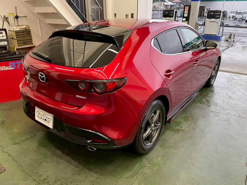 リアまわりまで均一なツヤと防汚性が加わり、 車全体が引き締まった印象に。 施工後は汚れが付きにくく、日常のお手入れもラクになります。