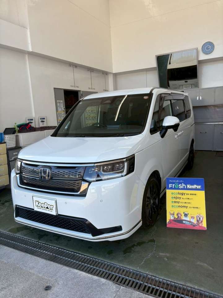 フレッシュキーパーとあわせてフッ素ガラスコーティングを施工。 フロント周りの水ハジキが良くなり、雨天時でも視界がクリアで安心して運転できます。 年末年始の帰省や長距離ドライブ前の施工にもおすすめです。