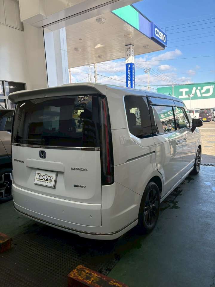 リヤ周りまでしっかりとフレッシュキーパーを施工。 ミニバン特有の大きなボディサイズでも汚れが付きにくく、キレイな状態が長く続きます。 洗車の回数を減らしたい方や、日常使いのお車にも人気のコーティングです。