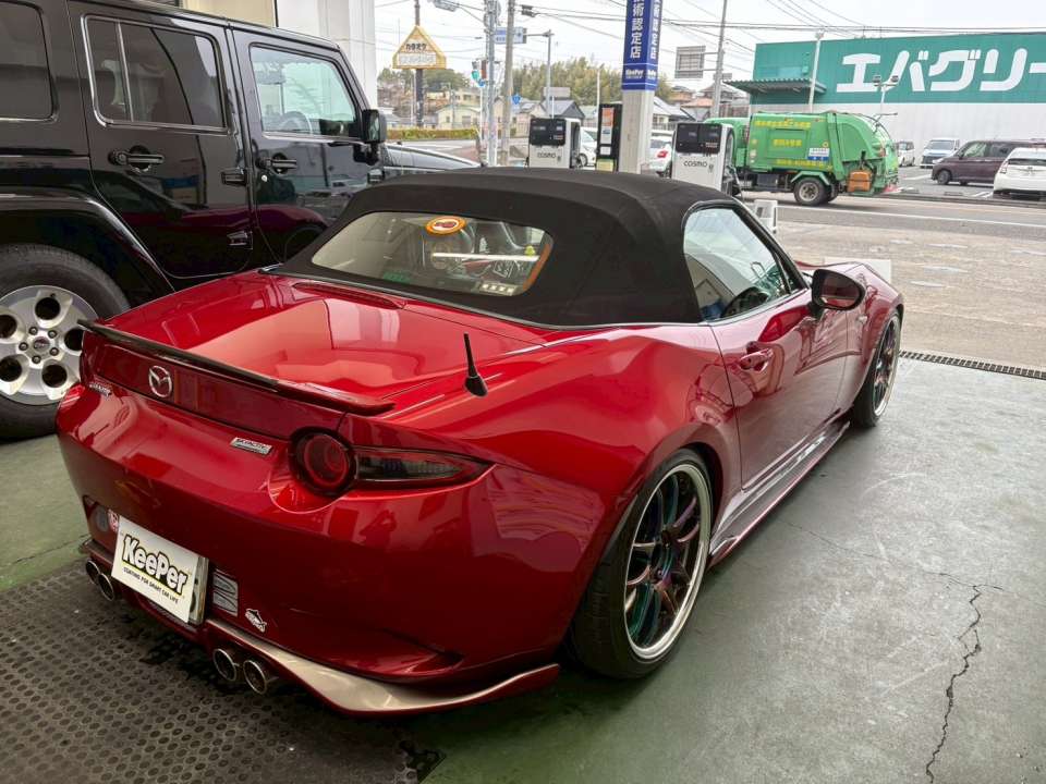 フッ素ガラスコーティング施工で、雨の日の視界もスッキリ。 ボディコーティングと同時施工することで、年末年始のドライブも安心です。