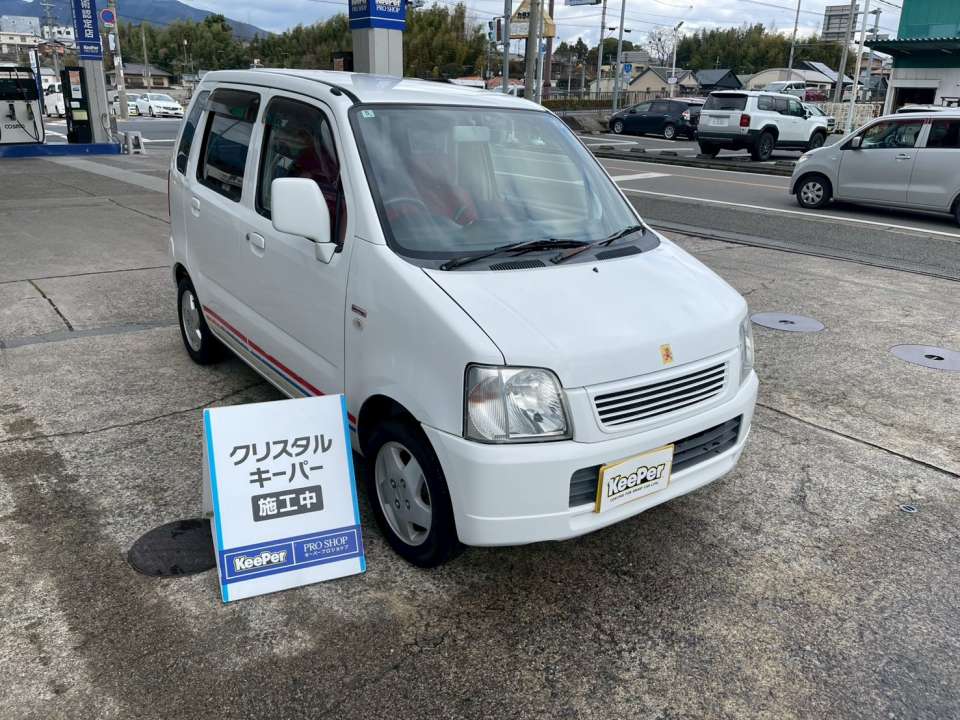 1年耐久のクリスタルキーパー施工中。日常の汚れが付きにくく、洗車もラクになります。