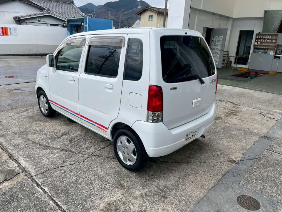 リア周りまでツヤが均一に整い、全体の清潔感が向上しました。