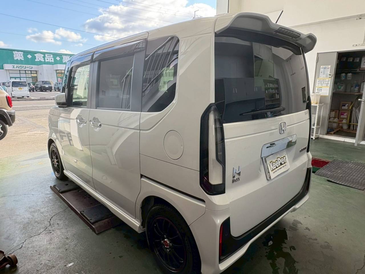 エコダイヤBメンテナンス＋フッ素ガラスコーティング施工車。 汚れが溜まりやすい後方やガラス面も、 表面を整えることで雨ジミが付きにくく、視界もスッキリ。 「次は何をすればいいか分からない」という場合も、 車の状態を見て最適なメンテナンスをご提案できます。 📞 迷ったらお電話でのご相談もOKです。