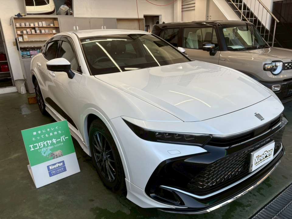 ボンネット・フェンダーの映り込みを重視した仕上がり確認 照明の映り込みが均一になり、 エコダイヤモンドキーパー本来のガラス被膜の透明感がしっかり感じられます。 撥水性・防汚性も回復しているため、 雨ジミや汚れが付きにくく、日常の洗車が楽な状態をキープできます。